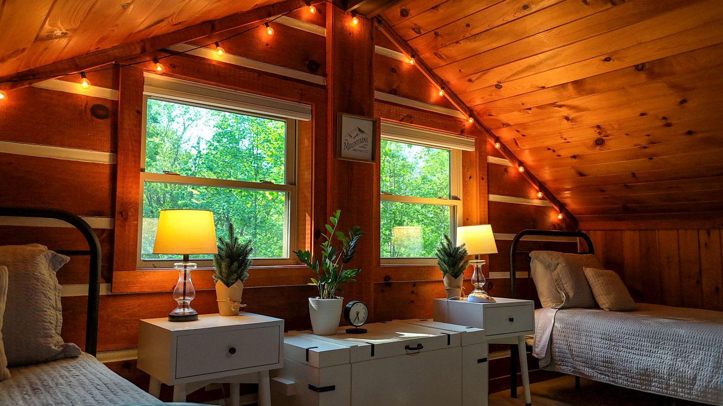 Tranquil Mountain Escape with Outdoor Decks, Fireplace & Scenic Charm in Blowing Rock, North Carolina