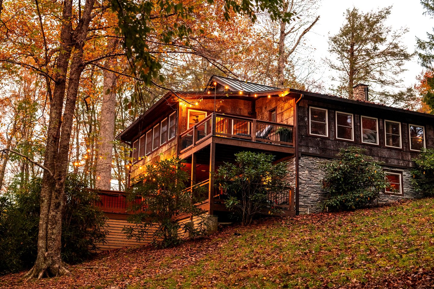 Tranquil Mountain Escape with Outdoor Decks, Fireplace & Scenic Charm in Blowing Rock, North Carolina