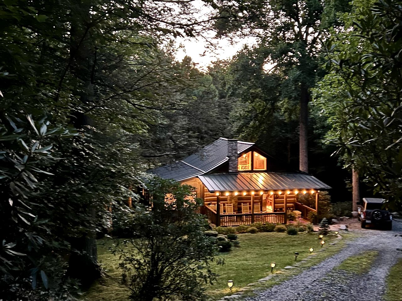 Tranquil Mountain Escape with Outdoor Decks, Fireplace & Scenic Charm in Blowing Rock, North Carolina