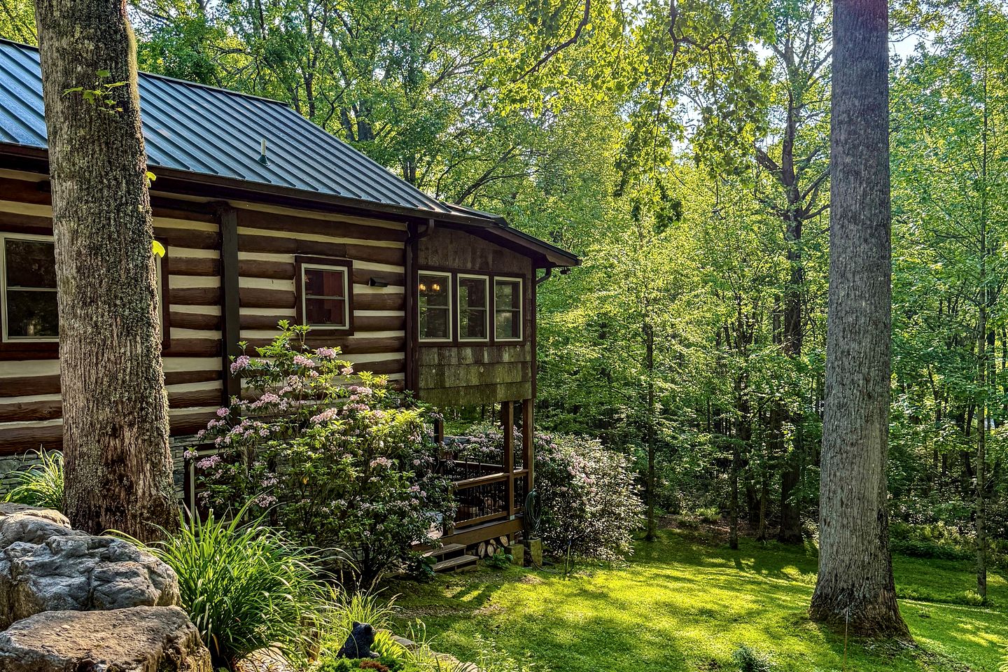 Tranquil Mountain Escape with Outdoor Decks, Fireplace & Scenic Charm in Blowing Rock, North Carolina