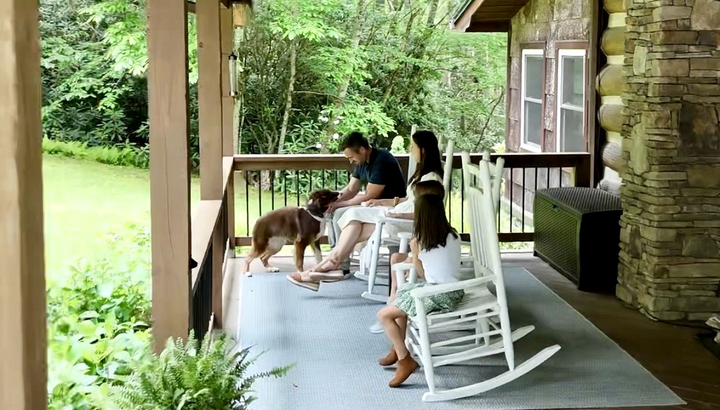 Tranquil Mountain Escape with Outdoor Decks, Fireplace & Scenic Charm in Blowing Rock, North Carolina