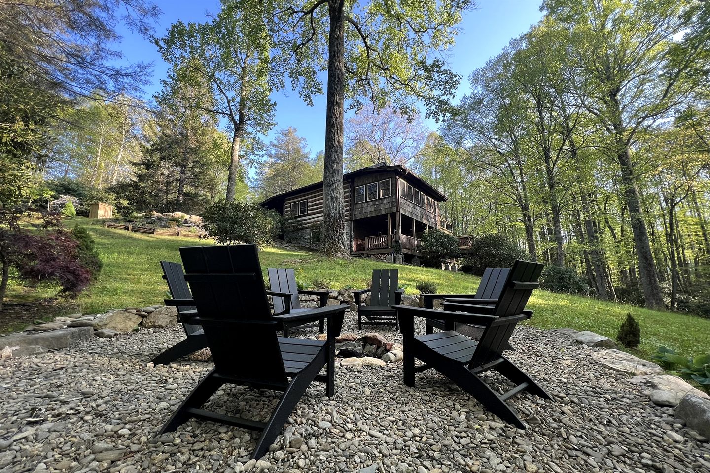 Tranquil Mountain Escape with Outdoor Decks, Fireplace & Scenic Charm in Blowing Rock, North Carolina