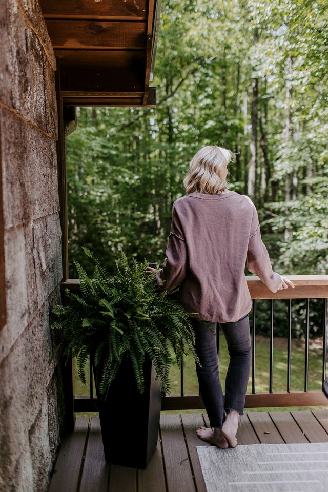 Tranquil Mountain Escape with Outdoor Decks, Fireplace & Scenic Charm in Blowing Rock, North Carolina