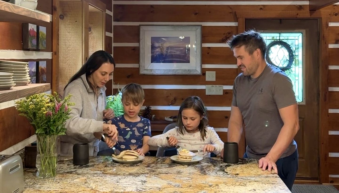 Tranquil Mountain Escape with Outdoor Decks, Fireplace & Scenic Charm in Blowing Rock, North Carolina