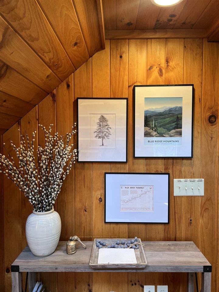 Tranquil Mountain Escape with Outdoor Decks, Fireplace & Scenic Charm in Blowing Rock, North Carolina