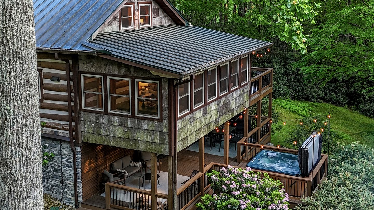 Tranquil Mountain Escape with Outdoor Decks, Fireplace & Scenic Charm in Blowing Rock, North Carolina