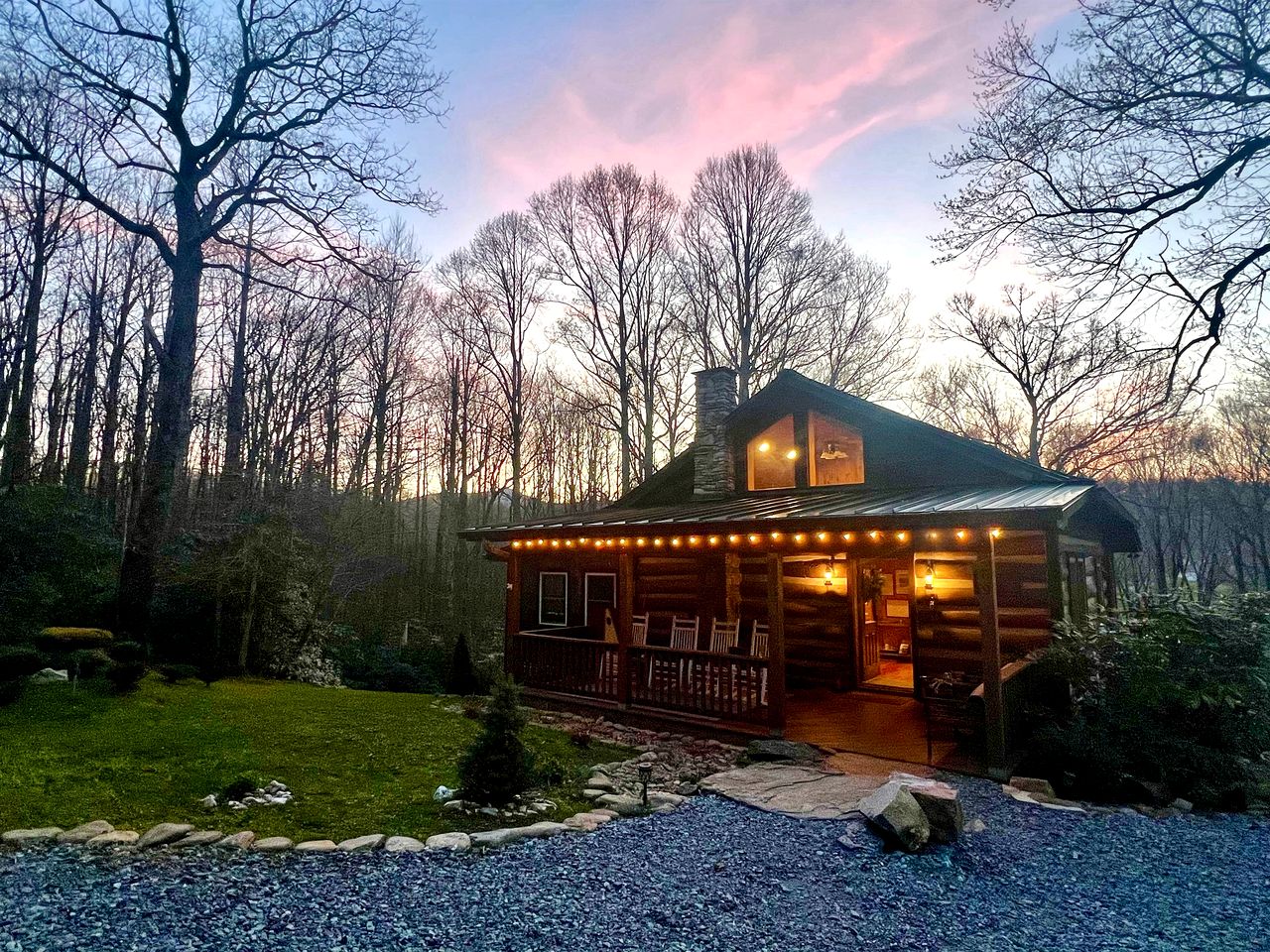 Tranquil Mountain Escape with Outdoor Decks, Fireplace & Scenic Charm in Blowing Rock, North Carolina