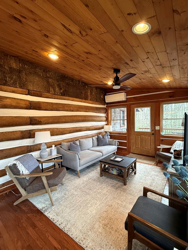 Tranquil Mountain Escape with Outdoor Decks, Fireplace & Scenic Charm in Blowing Rock, North Carolina