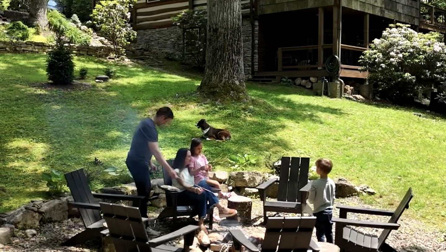 Tranquil Mountain Escape with Outdoor Decks, Fireplace & Scenic Charm in Blowing Rock, North Carolina