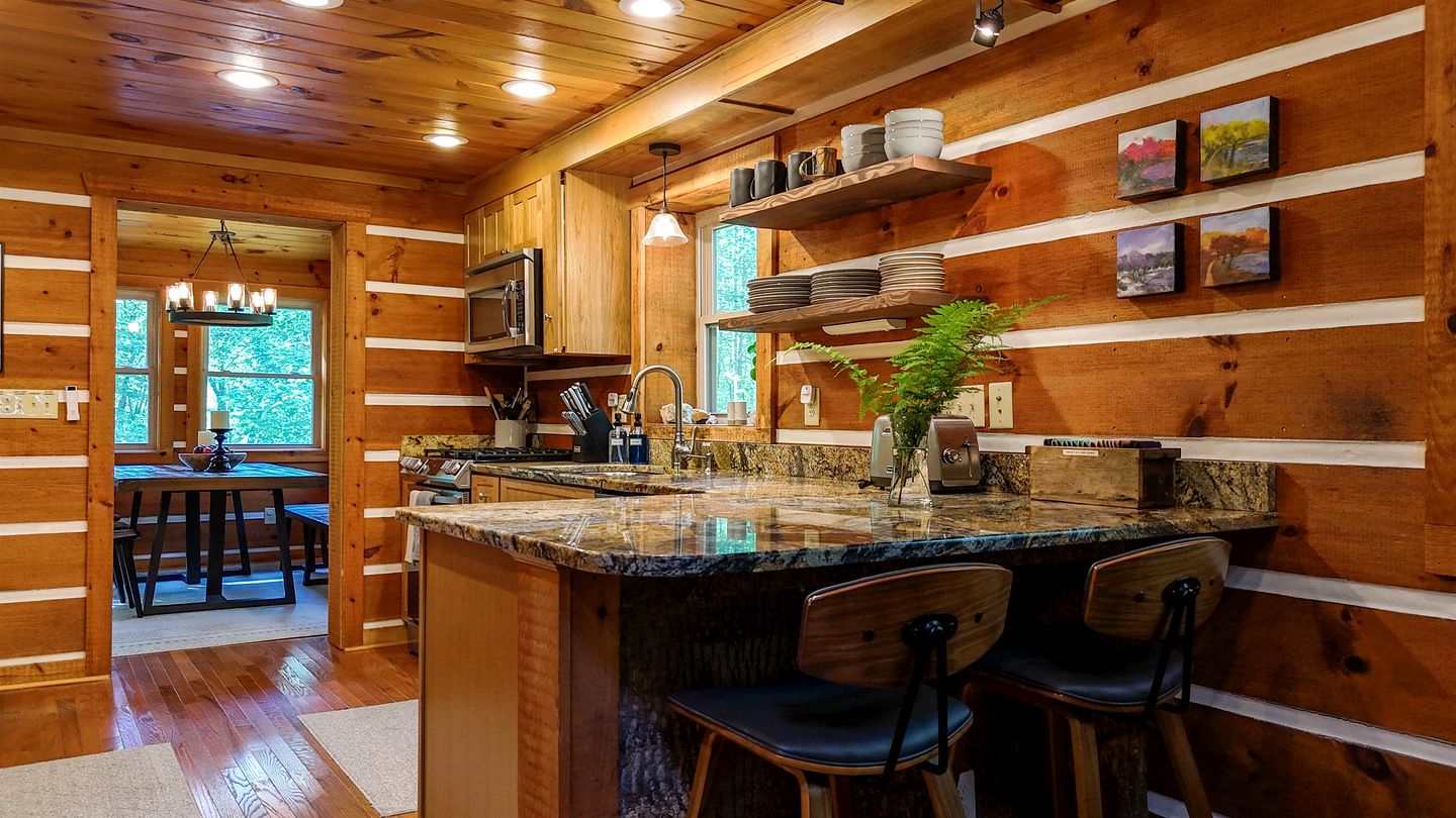 Tranquil Mountain Escape with Outdoor Decks, Fireplace & Scenic Charm in Blowing Rock, North Carolina