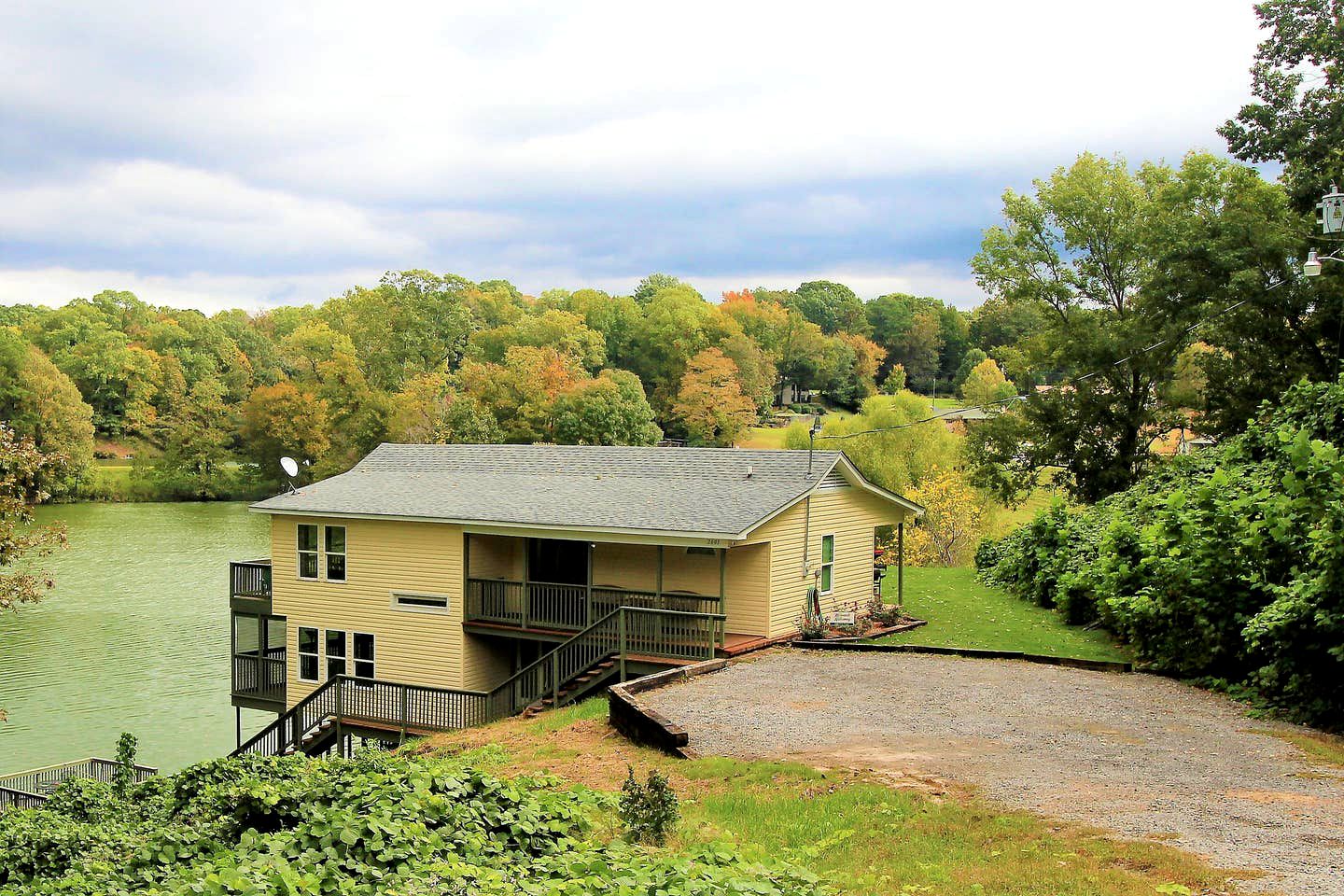 Lakeside Cottage Memphis, Tennessee Glamping Hub