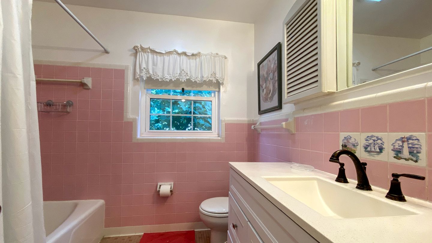 Enchanting Beach Cottage Incredible for Outdoor Sports in Jekyll Island, Georgia