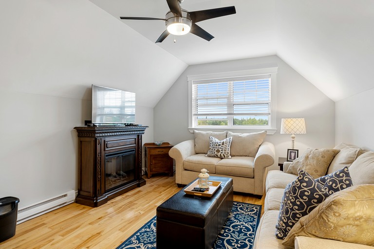 Vacation Rentals (Canada, --, --)