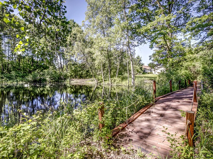 Cabins (White Lake, Michigan, United States)