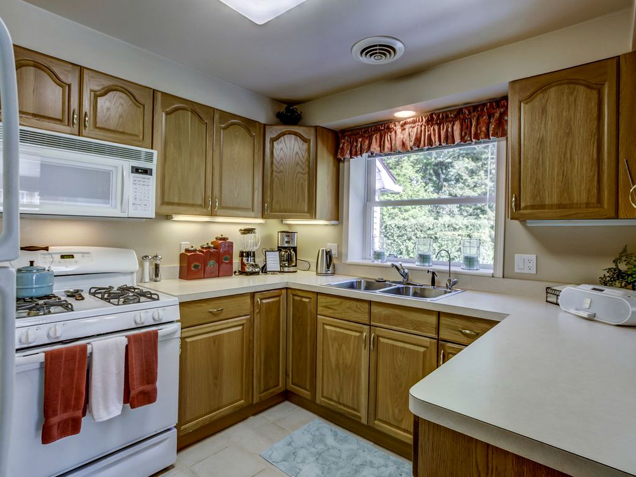 Charming Cabin with a Gorgeous Lawn and Patio in White Lake, Michigan