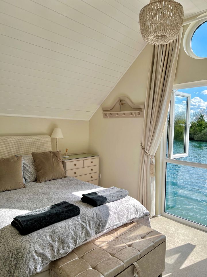 Sunset Views by the Lake: Your Perfect Glamping Escape in the Cotswolds