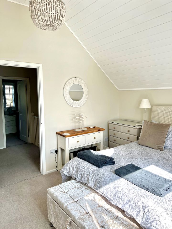 Sunset Views by the Lake: Your Perfect Glamping Escape in the Cotswolds