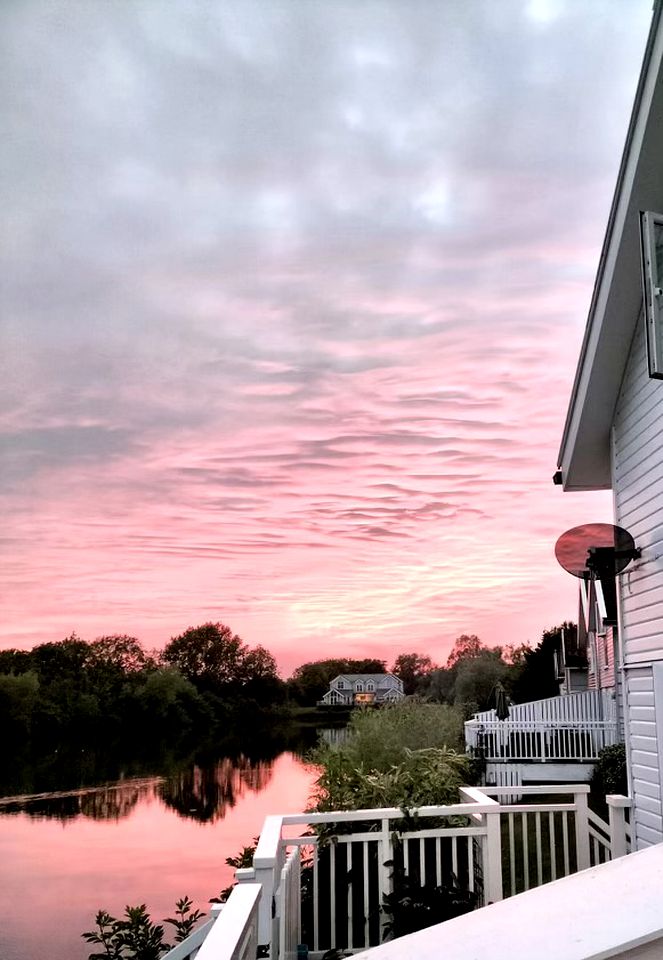 Sunset Views by the Lake: Your Perfect Glamping Escape in the Cotswolds