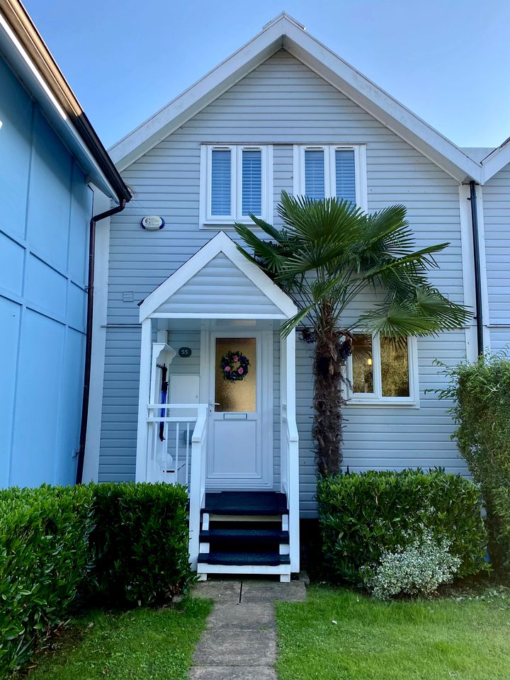 Sunset Views by the Lake: Your Perfect Glamping Escape in the Cotswolds