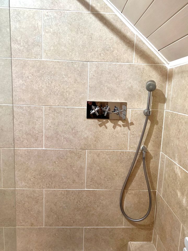 Sunset Views by the Lake: Your Perfect Glamping Escape in the Cotswolds