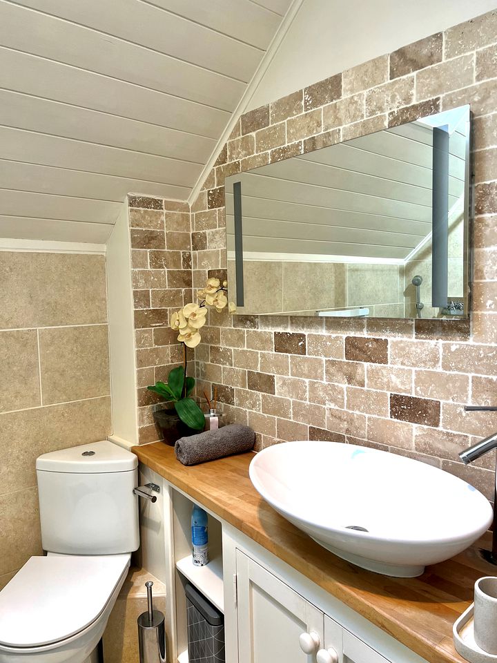 Sunset Views by the Lake: Your Perfect Glamping Escape in the Cotswolds