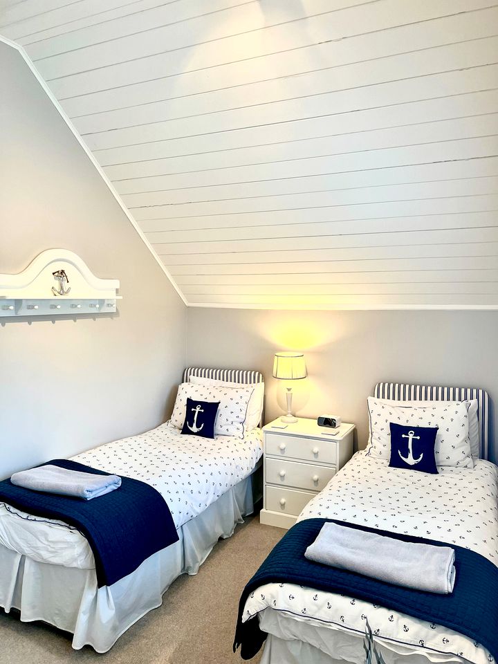 Sunset Views by the Lake: Your Perfect Glamping Escape in the Cotswolds