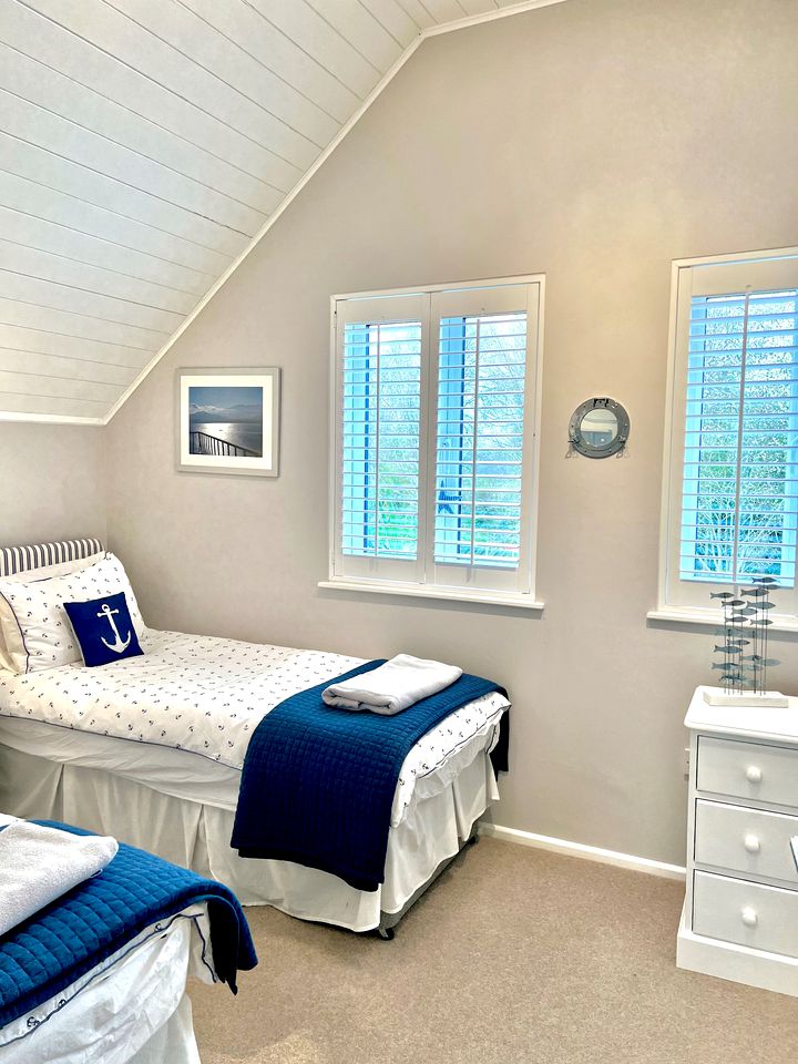 Sunset Views by the Lake: Your Perfect Glamping Escape in the Cotswolds