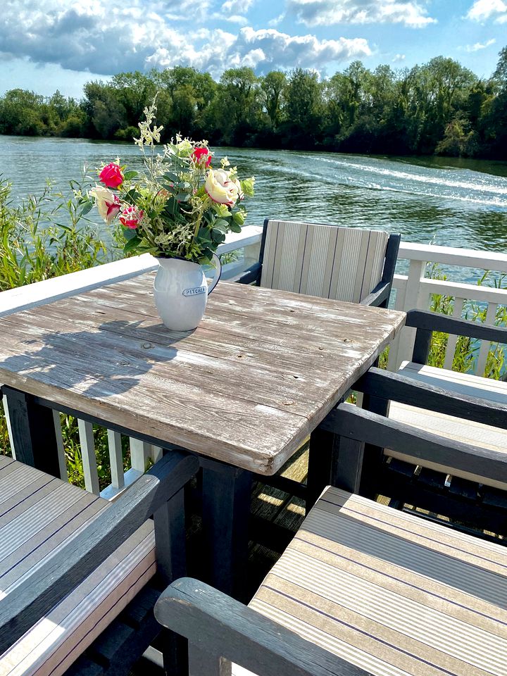 Sunset Views by the Lake: Your Perfect Glamping Escape in the Cotswolds