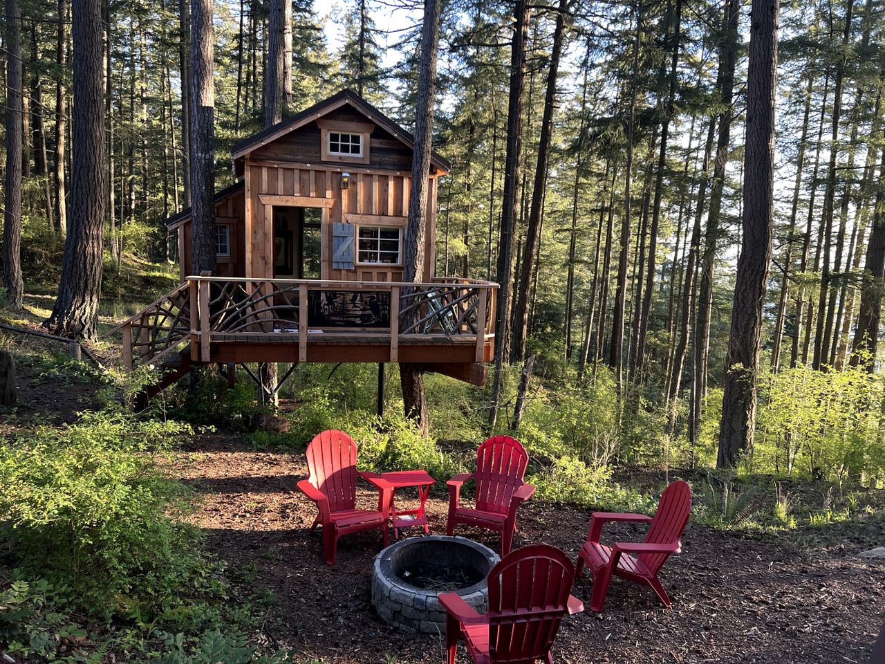 Breathtaking Treehouse with Magical Outdoor Living, Jacuzzi and Views in Washington