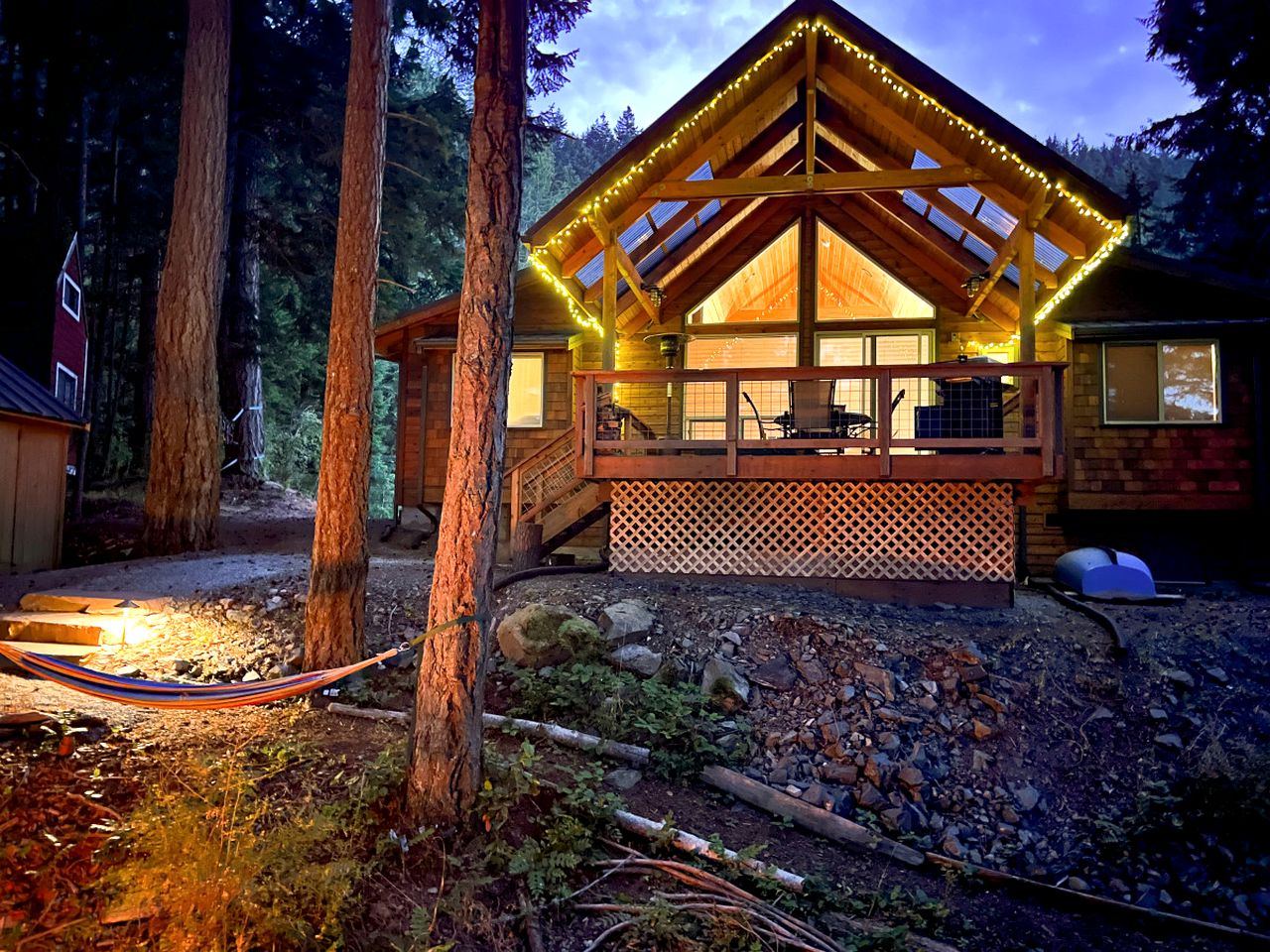 Breathtaking Treehouse with Magical Outdoor Living, Jacuzzi and Views in Washington