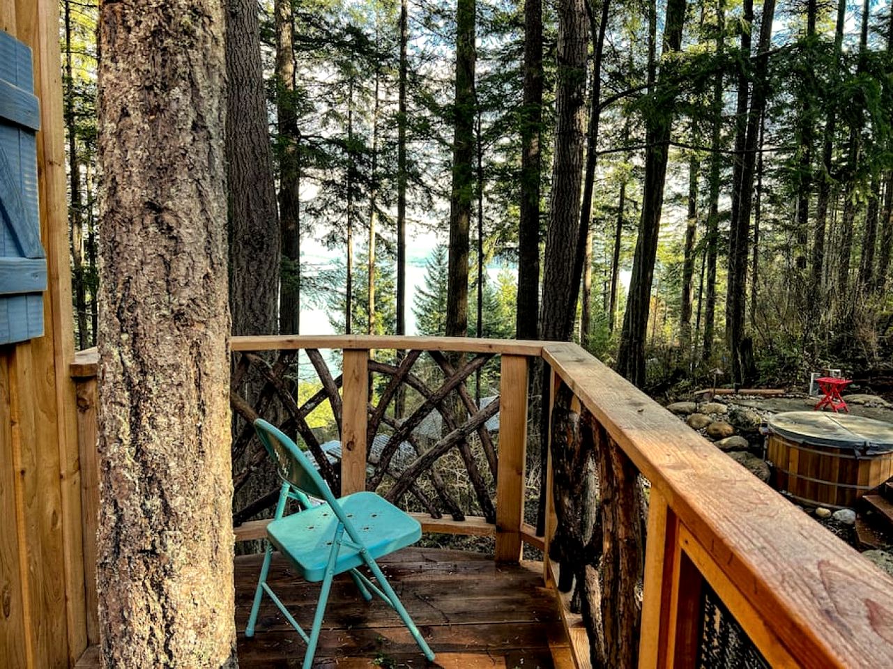 Breathtaking Treehouse with Magical Outdoor Living, Jacuzzi and Views in Washington