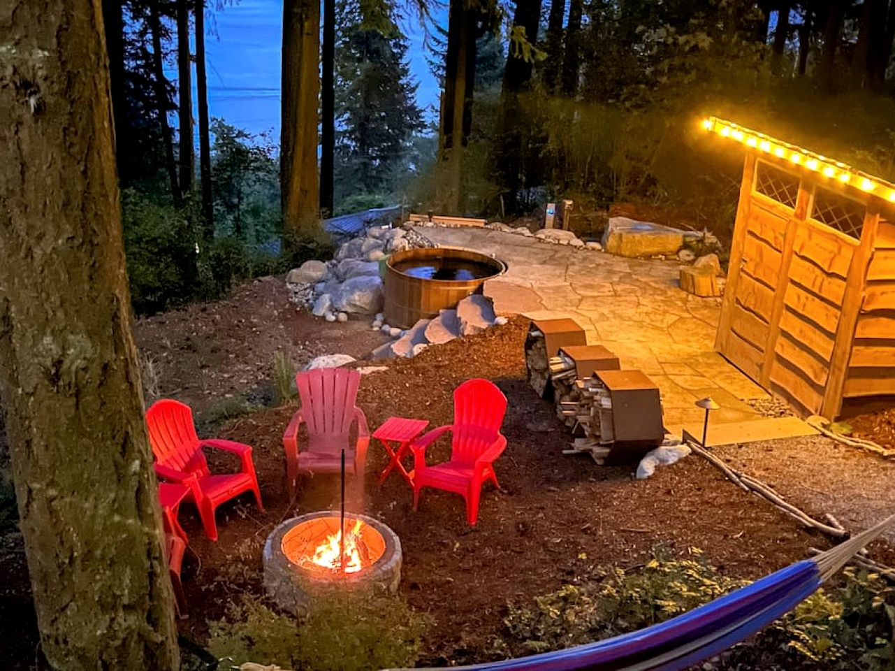 Breathtaking Treehouse with Magical Outdoor Living, Jacuzzi and Views in Washington