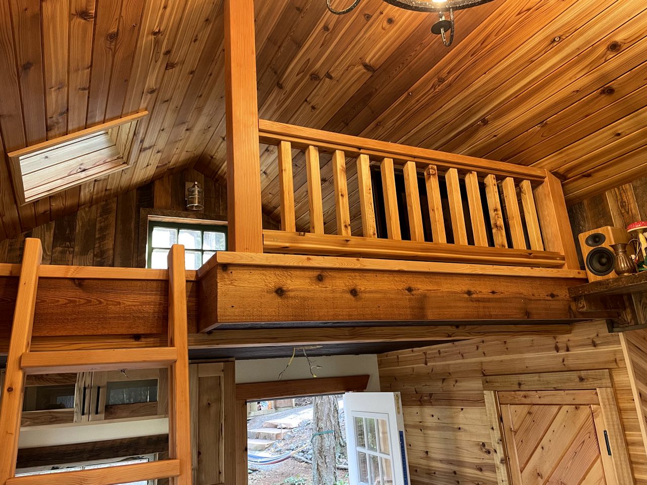 Breathtaking Treehouse with Magical Outdoor Living, Jacuzzi and Views in Washington