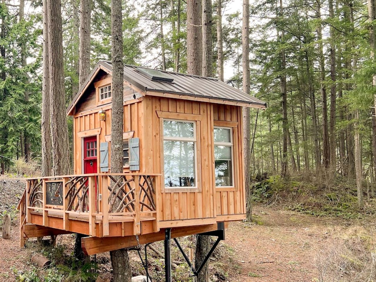 Breathtaking Treehouse with Magical Outdoor Living, Jacuzzi and Views in Washington