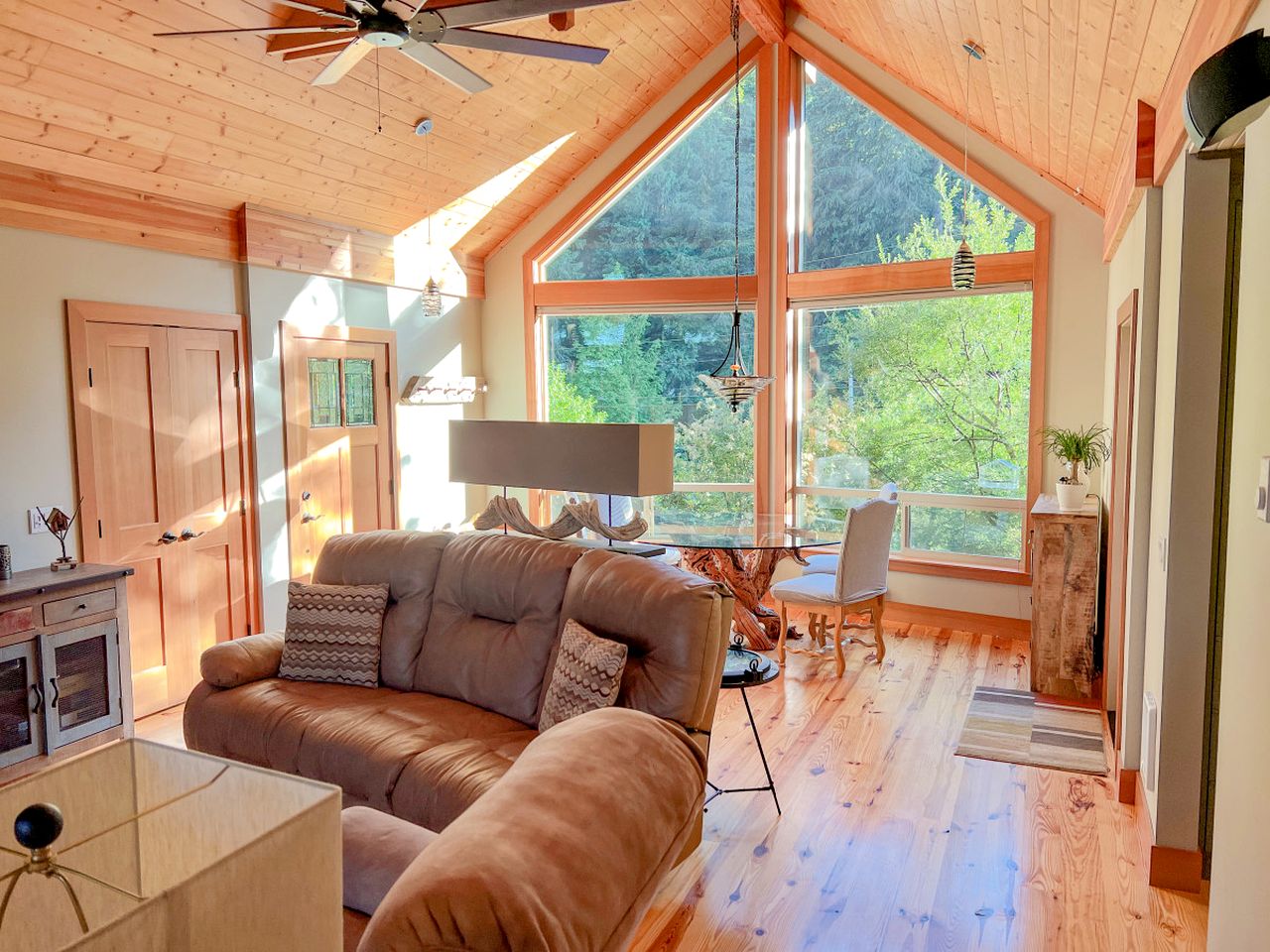 Breathtaking Treehouse with Magical Outdoor Living, Jacuzzi and Views in Washington