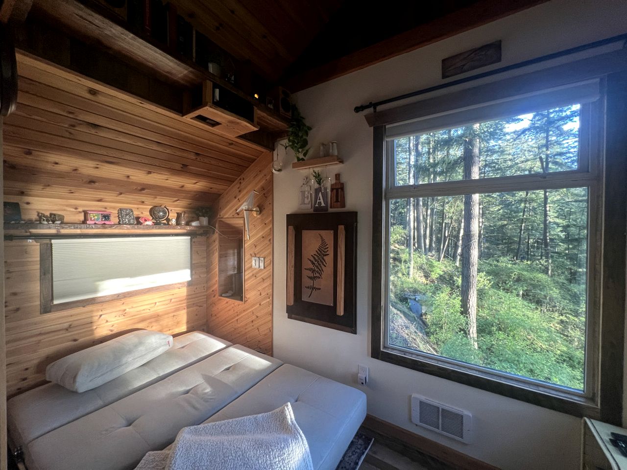 Breathtaking Treehouse with Magical Outdoor Living, Jacuzzi and Views in Washington