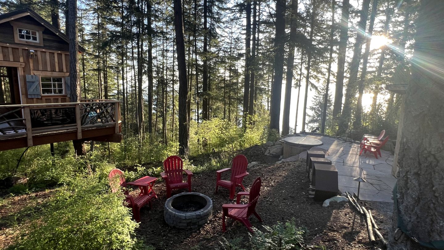 Breathtaking Treehouse with Magical Outdoor Living, Jacuzzi and Views in Washington