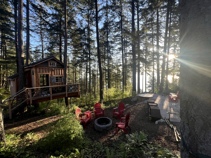 Breathtaking Treehouse with Magical Outdoor Living, Jacuzzi and Views in Washington