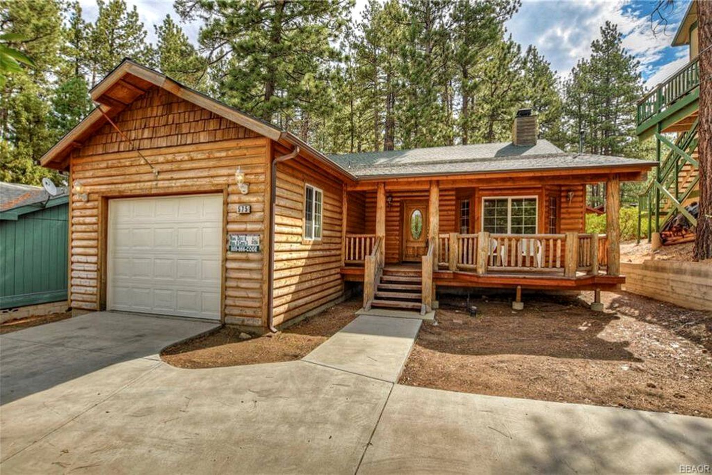 Rustic Cabin with Fireplace, Barbecue and Private Deck in Big Bear Lake, California