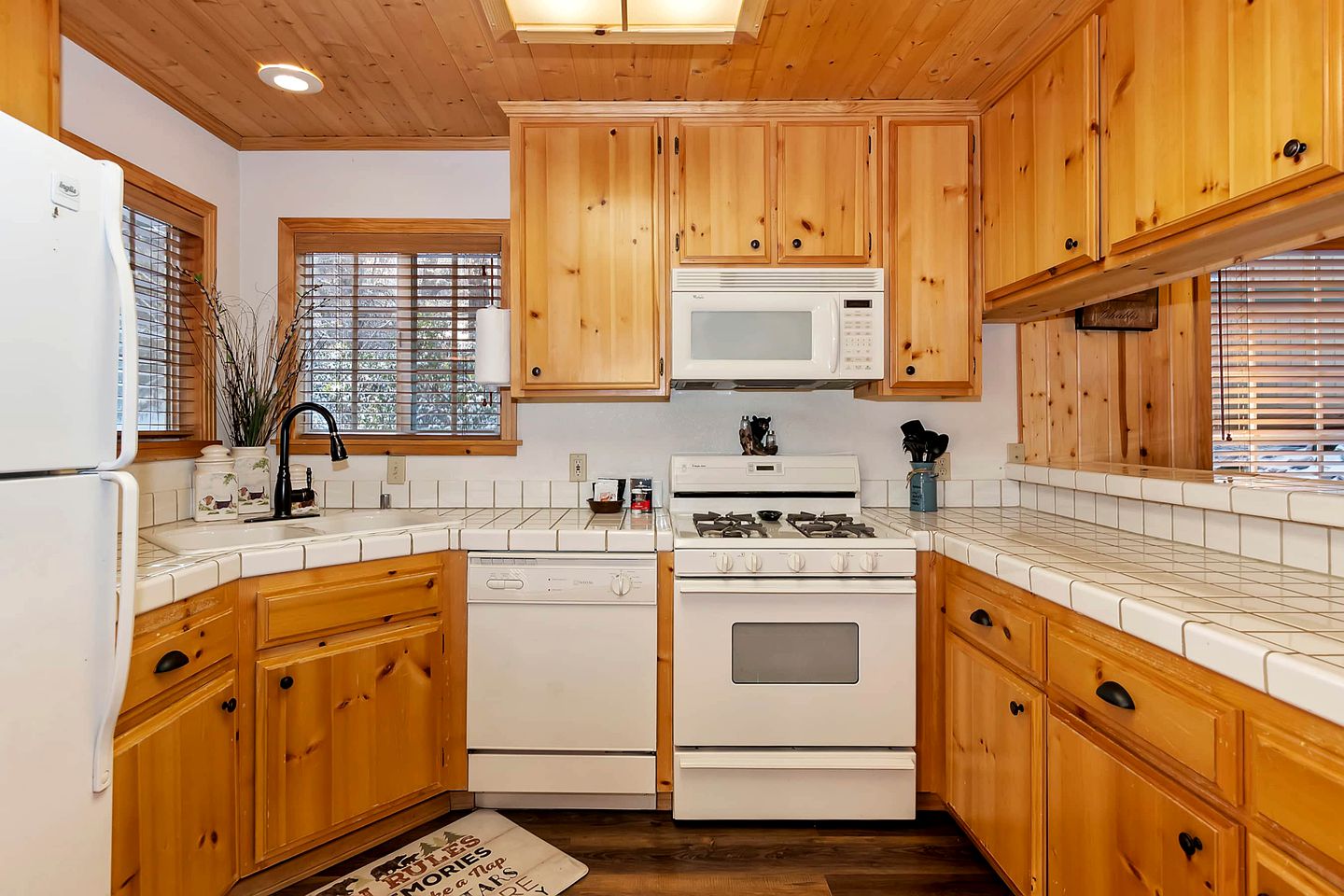 Rustic Cabin with Fireplace, Barbecue and Private Deck in Big Bear Lake, California