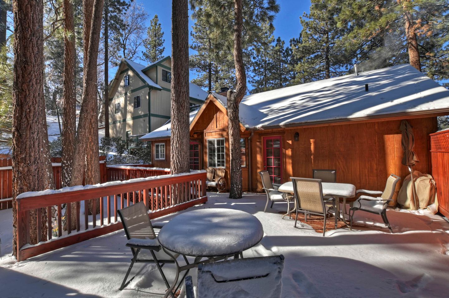 Rustic Cabin with Fireplace, Barbecue and Private Deck in Big Bear Lake, California