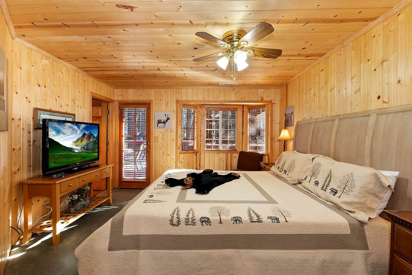 Rustic Cabin with Fireplace, Barbecue and Private Deck in Big Bear Lake, California
