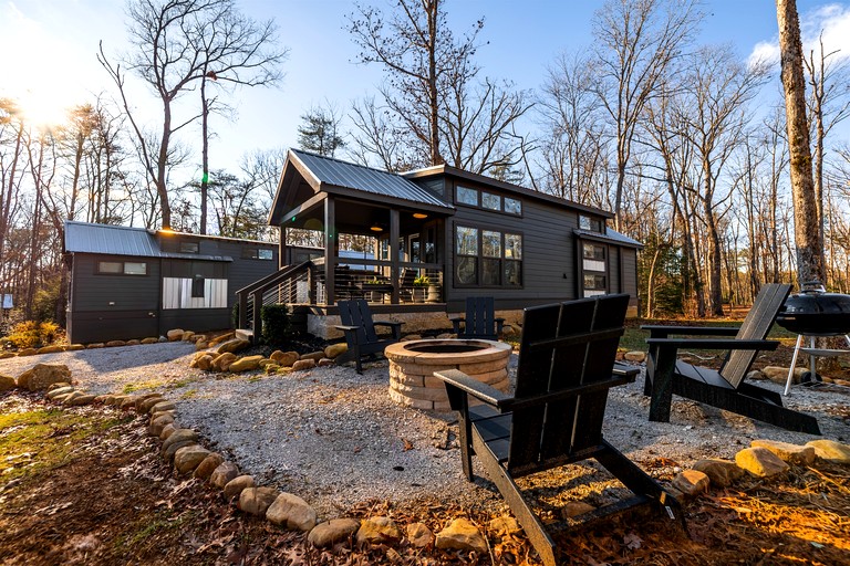 Peaceful Pine Tiny House Retreat with Private Hot Tub & Mountain Views Near South Cumberland State Park, Monteagle, TN
