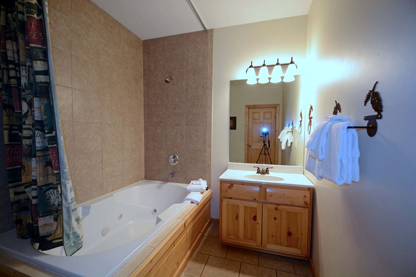 Fully-Equipped Cabin Rental in Tennessee, Perfect for Large Group Glamping in the Mountains