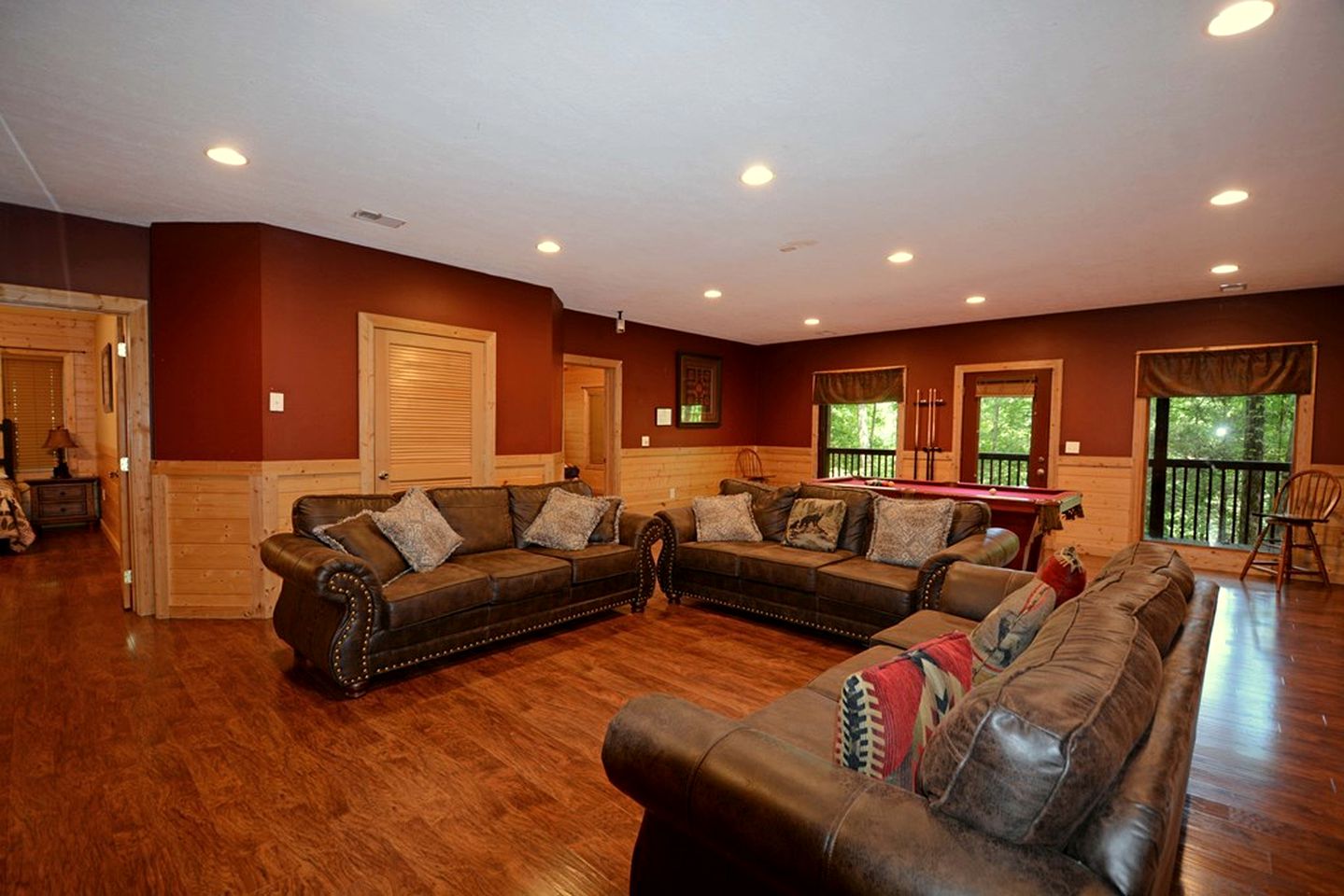 Fully-Equipped Cabin Rental in Tennessee, Perfect for Large Group Glamping in the Mountains