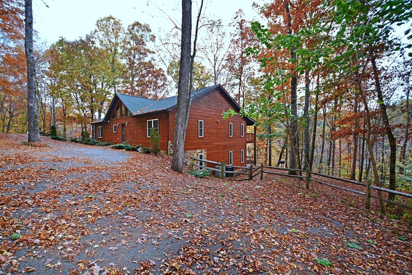 Fully-Equipped Cabin Rental in Tennessee, Perfect for Large Group Glamping in the Mountains