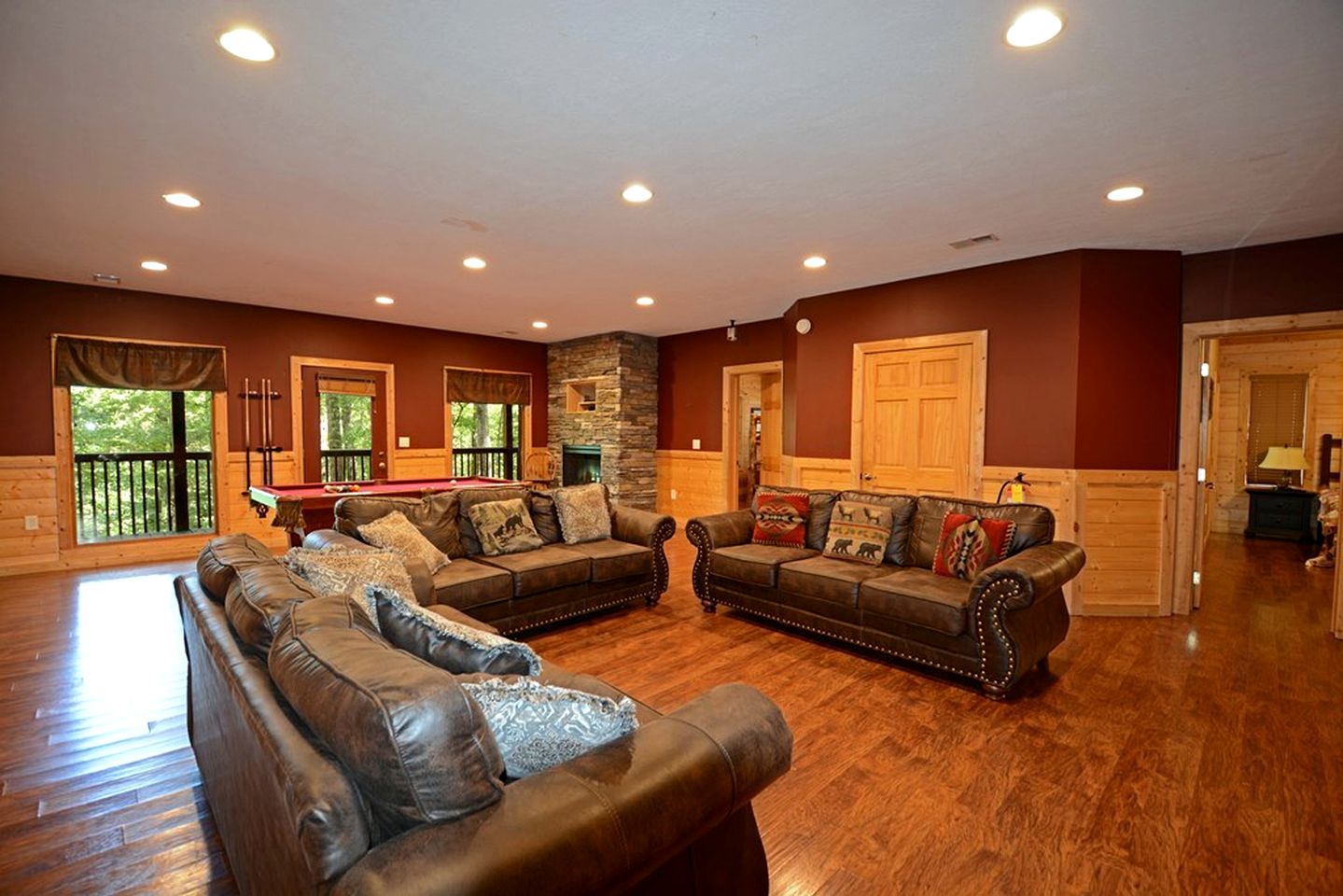 Fully-Equipped Cabin Rental in Tennessee, Perfect for Large Group Glamping in the Mountains