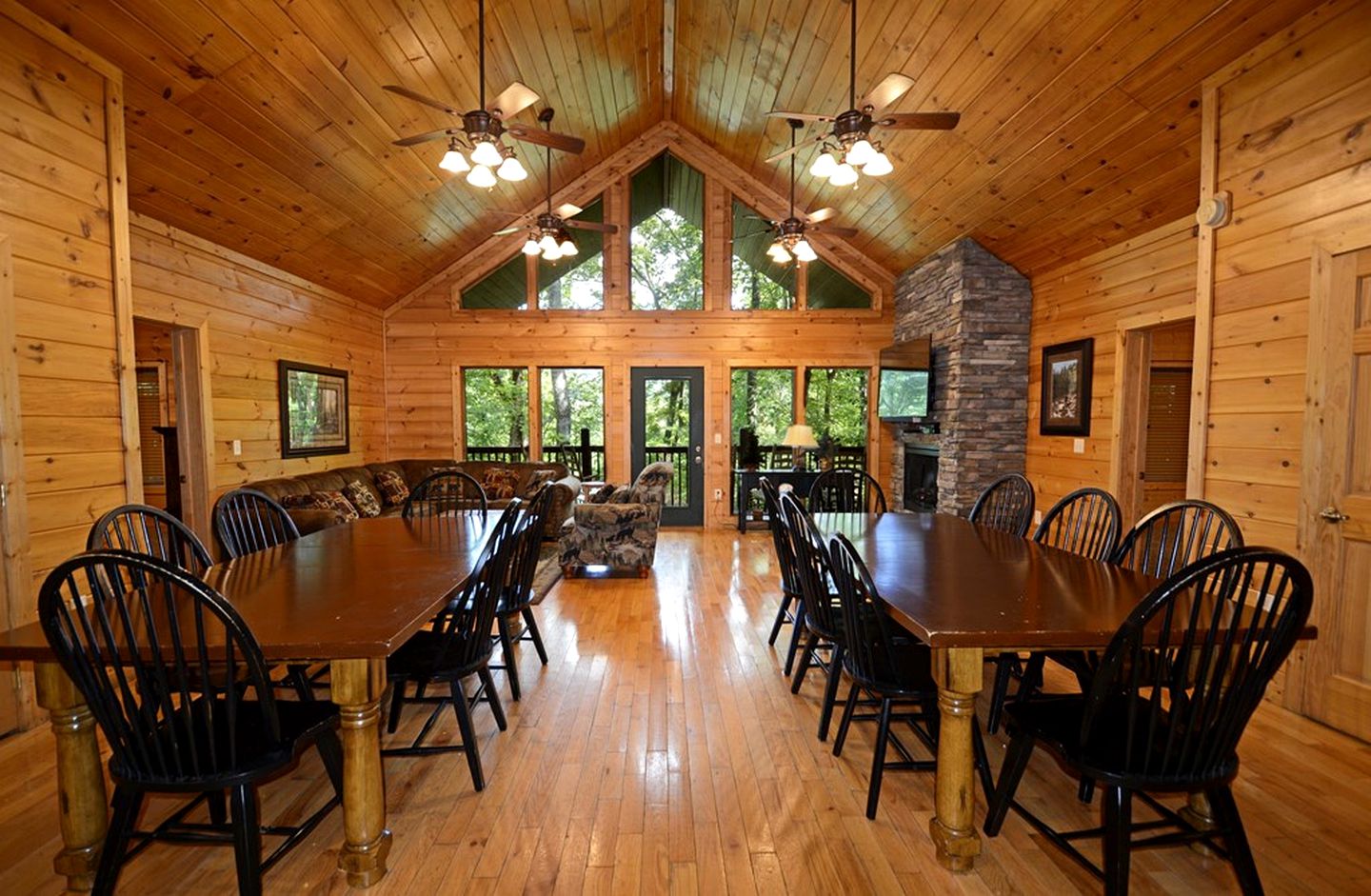 Fully-Equipped Cabin Rental in Tennessee, Perfect for Large Group Glamping in the Mountains