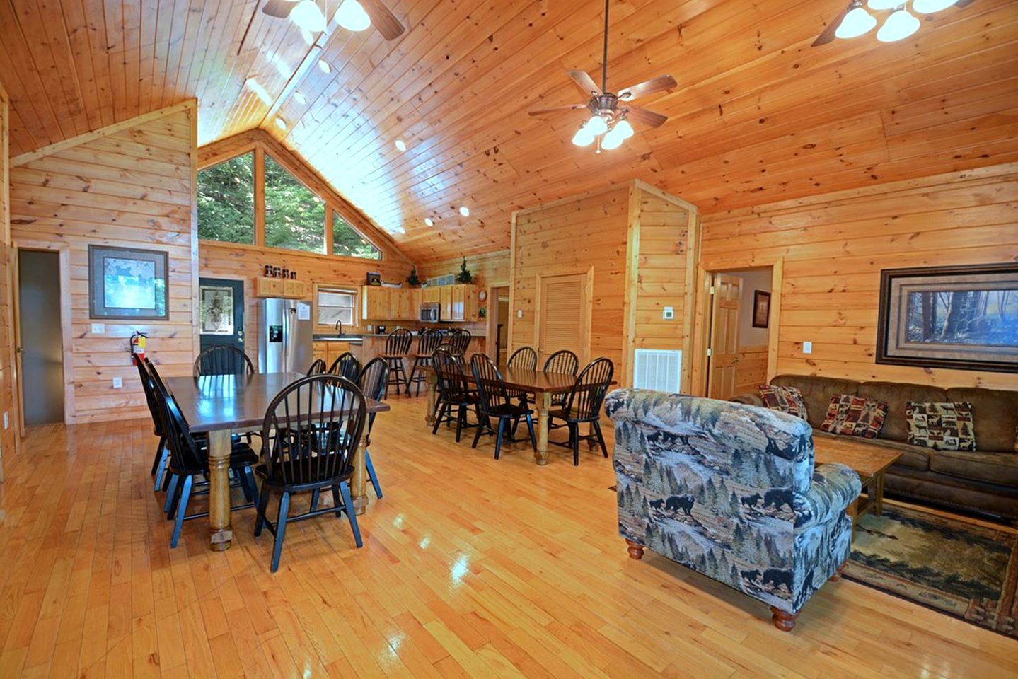 Fully-Equipped Cabin Rental in Tennessee, Perfect for Large Group Glamping in the Mountains