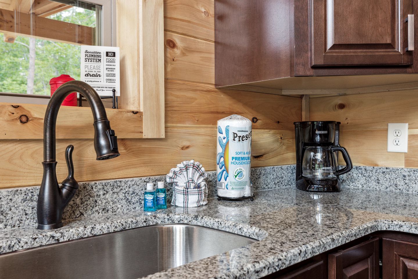 Secluded Serenity: Unwind in a 5-Bedroom Luxury Cabin with Hot Tub on Thunder Mountain, Tennessee